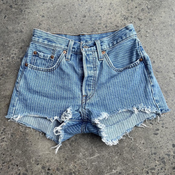 Levis 501 Shorts Womens Small Blue High Rise Distressed Cutoff Denim Jean - Picture 1 of 11